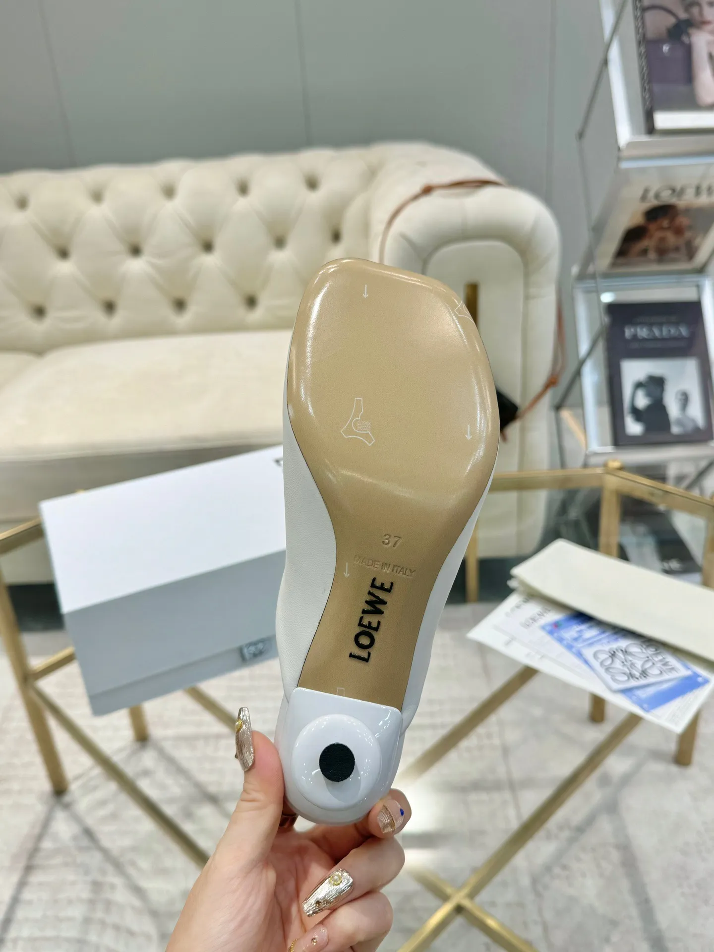 👟👟Ex-factory price 640👟👟 LOEWE‼ ️ New arrival‼ ️Imported genuine leather sole Loewe 2024/aw early spring latest catwalk color diamond series catwalk style 😘😘😘 Upper: imported super soft sheepskin lining: imported water-dyed sheepskin Outsole: original molded injection molded leather outsole Heel: original molded 1:1 Heel height: 5.5cm Size: 35-39 (40/41/42/43 custom-made, non-refundable)